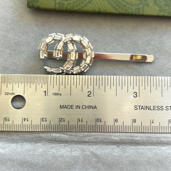Like New used once CRYSTAL GUCCI SINGLE HAIR CLIP - Picture 2 of 6